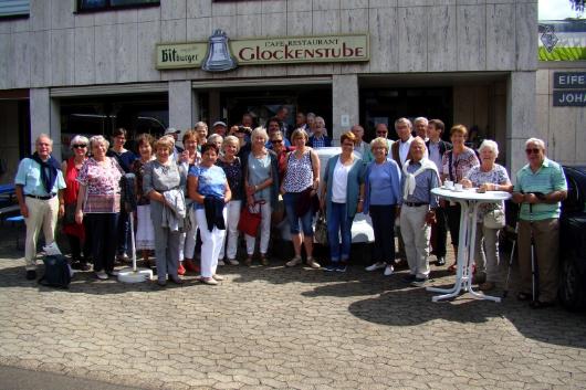 Zum Bild: Der Chor mit Gästen vor der Glockenstube direkt gegenüber der Gießerei. Das Foto machte Martin Fander, Sohn der ehemaligen langjährigen Chormitglieder Robert und Ursula. Er erstellte zusammen mit dem Chor den Ausflugsplan und begleitete den Ablauf sachkundig. Zum Bild: Der Chor mit Gästen vor der Glockenstube direkt gegenüber der Gießerei. Das Foto machte Martin Fander, Sohn der ehemaligen langjährigen Chormitglieder Robert und Ursula. Er erstellte zusammen mit dem Chor den Ausflugsplan und begleitete den Ablauf sachkundig.